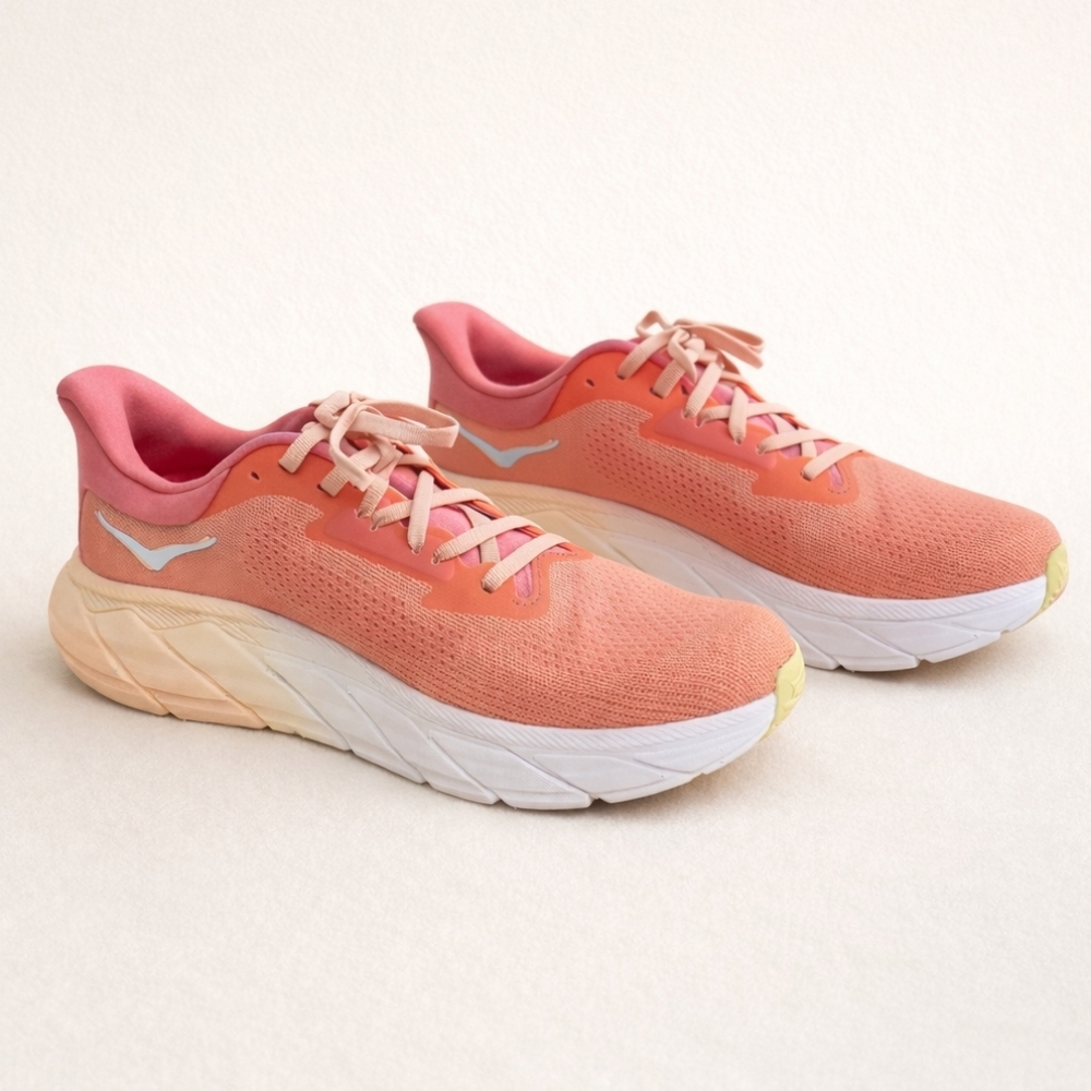 Hoka "Arahi 7" Women's 11B in Papaya Coral